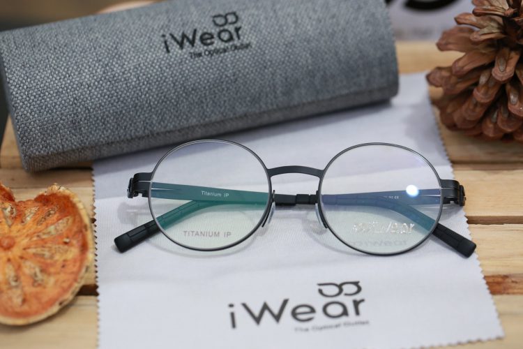 ร้านแว่นตา iWear กรอบแว่น titanium ip